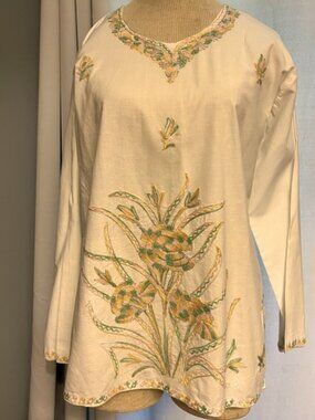 Unmarked White cotton embroidered v-nick tunic 1/4 sleeve Sz. XS/S one of a kind